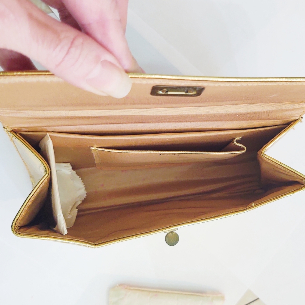 Vintage 1970s Gold Lamé Clutch with Compact - Picture 4 of 10